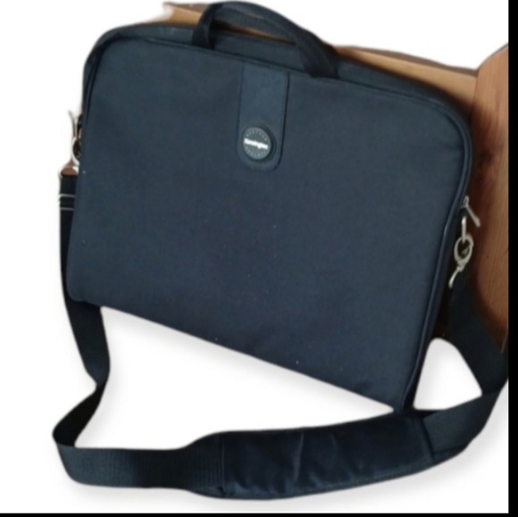 Kensington Contour laptop sleeve bag Black 16 inches - Picture 2 of 9